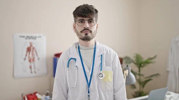 Jovem Hispânico Homem Médico Com Expressão Séria Clínica — Fotografia de Stock