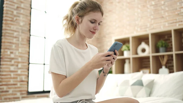 Young Blonde Woman Using Smartphone Sitting Bed Bedroom — Stock Photo, Image