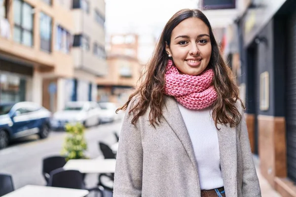 Young Beautiful Hispanic Woman Smiling Confident Wearing Scarf Street — 스톡 사진