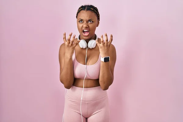 Африканская Американка Косичками Спортивной Одежде Наушниках Сумасшедшая Безумная Кричащая Кричащая — стоковое фото