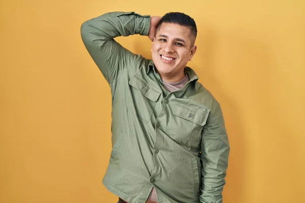 Sarı Arka Planda Duran Latin Asıllı Genç Adam Gülümsüyor Kendine — Stok fotoğraf