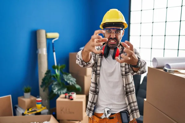 Ung Latinamerikansk Man Med Skägg Som Arbetar Hemma Renovering Ropar — Stockfoto