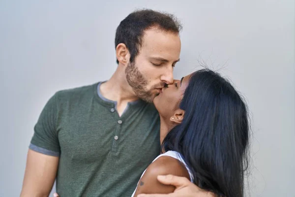 Homem Mulher Interracial Casal Abraçando Uns Aos Outros Beijando Sobre — Fotografia de Stock