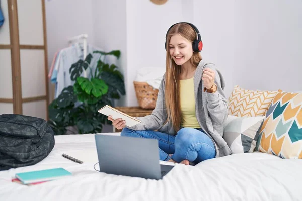 Genç Beyaz Kadın Dizüstü Bilgisayarla Çalışıyor Yatakta Oturmuş Gururla Bağırıyor — Stok fotoğraf