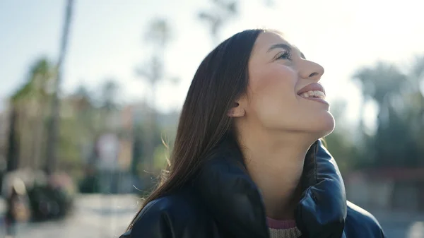 Young Beautiful Hispanic Woman Smiling Confident Looking Sky Street — 스톡 사진