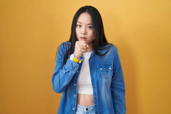 Jonge Aziatische Vrouw Die Gele Achtergrond Staat Zich Onwel Voelt — Stockfoto