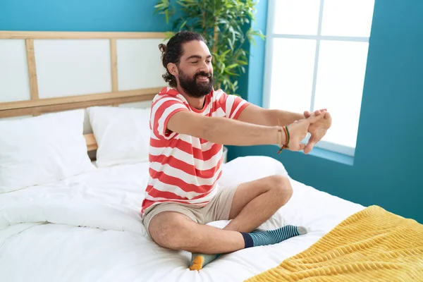 Genç Spanyol Yoga Yapıyor Yatak Odasında Kollarını Esnetiyor — Stok fotoğraf
