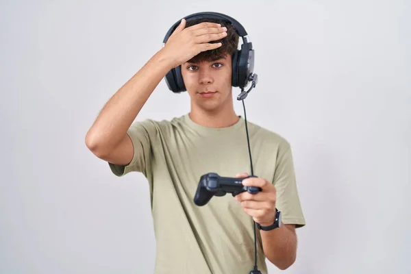 Hispanic Teenager Playing Video Game Holding Controller Surprised Hand Head — Stock Photo, Image