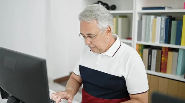 Hombre Mediana Edad Con Profesor Universitario Pelo Gris Usando Computadora —  Fotos de Stock