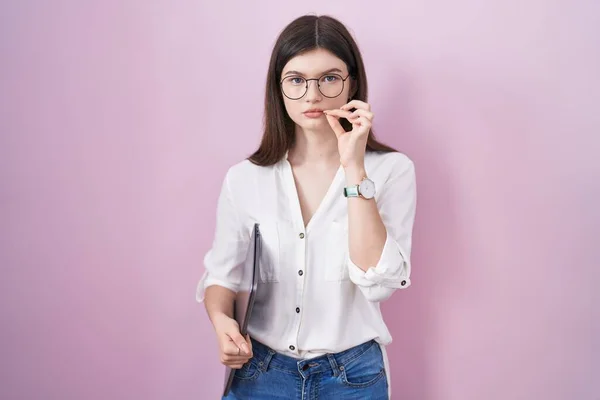 Jeune Femme Caucasienne Tenant Bouche Ordinateur Portable Les Lèvres Fermées — Photo