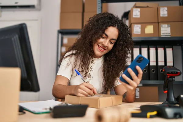 若い美しいパニック女性は オフィスでのパッケージにスマートフォンの書き込みを使用してビジネスワーカーをEコマース — ストック写真
