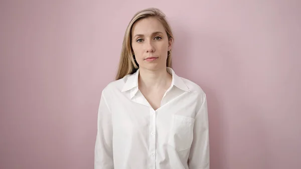 Молодая Блондинка Стоит Серьезным Выражением Изолированном Розовом Фоне — стоковое фото