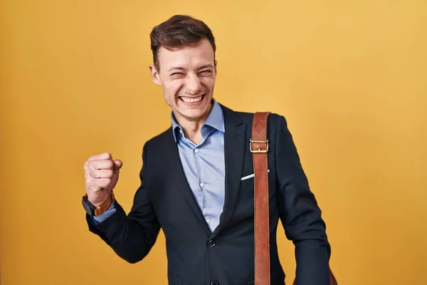 Kaukasischer Geschäftsmann Auf Gelbem Hintergrund Sehr Glücklich Und Aufgeregt Dabei — Stockfoto