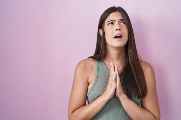 Hispanic Woman Standing Pink Background Begging Praying Hands Together Hope — Stock Photo, Image