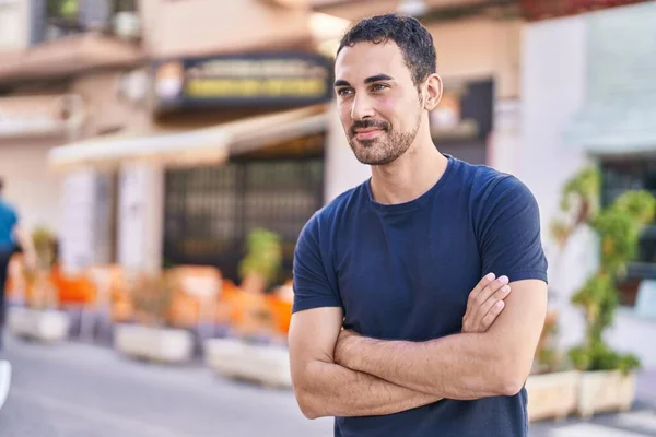 Kahve Dükkanının Terasında Kolları Çapraz Hareketlerle Duran Spanyol Genç Adam — Stok fotoğraf