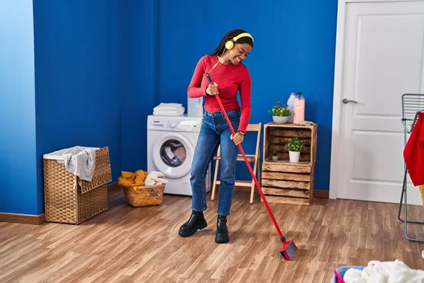 African American Woman Listening Music Cleaning Floor Laundry Room — Stock Photo, Image