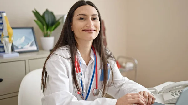 Молода Красива Іспаномовна Жінка Лікар Використовує Ноутбук Працює Клініці — стокове фото
