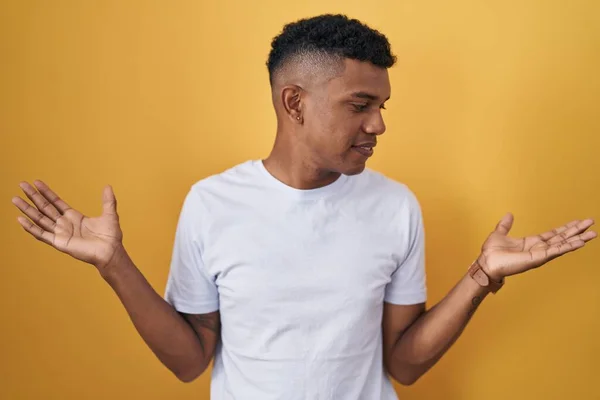 Young Hispanic Man Standing Yellow Background Smiling Showing Both Hands — Stock Photo, Image