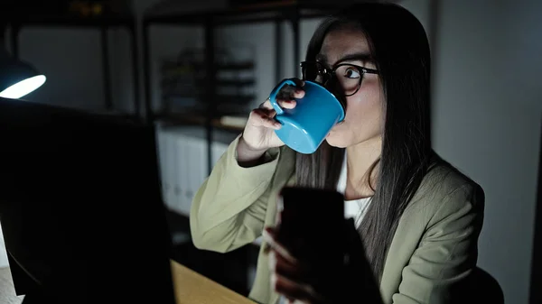 Junge Schöne Hispanische Geschäftsfrau Mit Smartphone Beim Kaffeetrinken Büro — Stockfoto