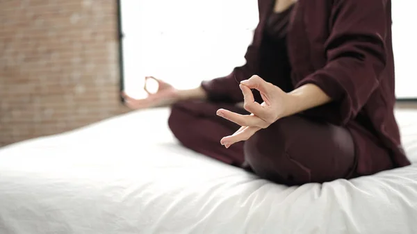 Joven Mujer Caucásica Haciendo Postura Yoga Sentada Cama Dormitorio — Foto de Stock