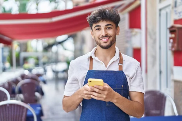 Young Arab Man Waiter Using Smartphone Working Restaurant — ストック写真