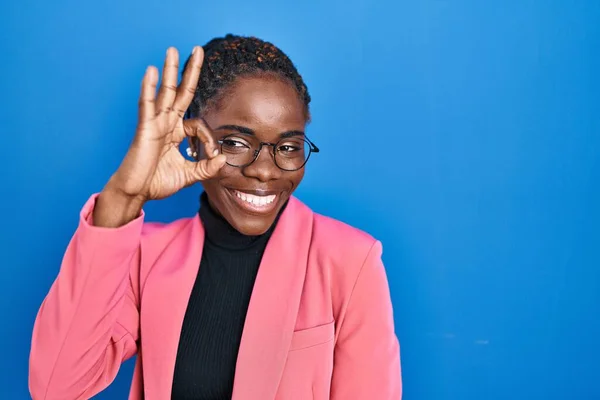 Beautiful Black Woman Standing Blue Background Smiling Positive Doing Sign — Stockfoto