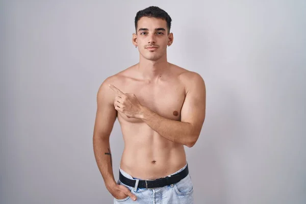 Hombre Hispano Guapo Pie Sin Camisa Señalando Con Dedo Mano —  Fotos de Stock