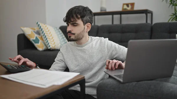 Evdeki Kanepede Oturan Dizüstü Bilgisayar Kullanan Spanyol Genç Adam — Stok fotoğraf