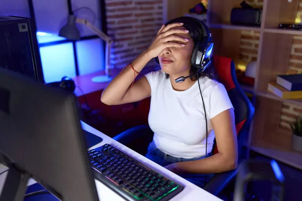 若いアラブ女性ストリーマーゲームルームでコンピュータを使用して強調 — ストック写真