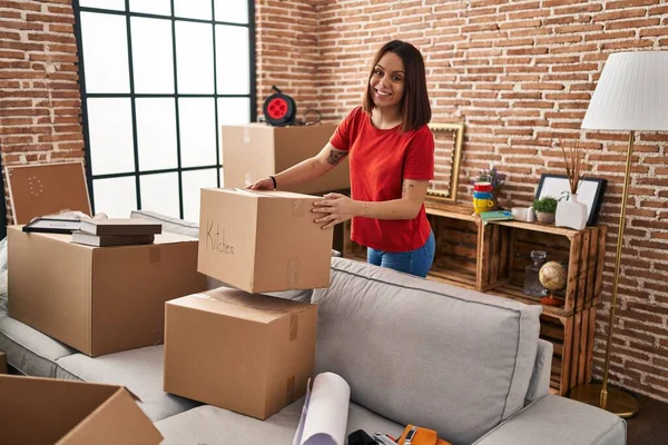 Young Beautiful Hispanic Woman Smiling Confident Holding Package New Home — Stok fotoğraf