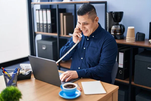 Jovem Latino Homem Empresário Falando Por Telefone Usando Laptop Escritório — Fotografia de Stock