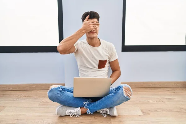 Joven Hispano Usando Laptop Casa Cubriendo Los Ojos Con Mano — Foto de Stock