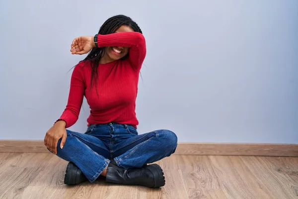 Молодий Афроамериканський Американець Косами Сидить Підлозі Вдома Прикриваючи Очі Рукою — стокове фото