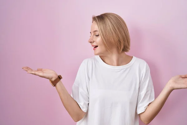 Young Caucasian Woman Standing Pink Background Smiling Showing Both Hands — 스톡 사진