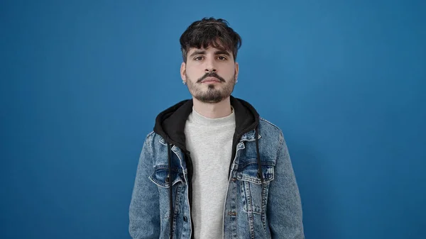 Ung Latinamerikansk Man Står Med Allvarliga Uttryck Över Isolerad Blå — Stockfoto