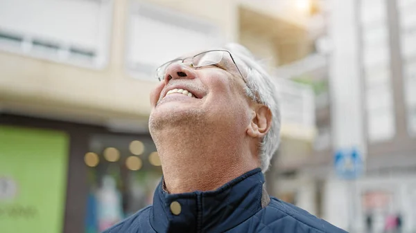 Hombre Mediana Edad Con Pelo Gris Sonriendo Confiado Mirando Calle —  Fotos de Stock