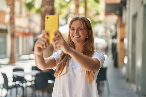 Jovem Loira Sorrindo Confiante Fazendo Selfie Pelo Smartphone Rua — Fotografia de Stock