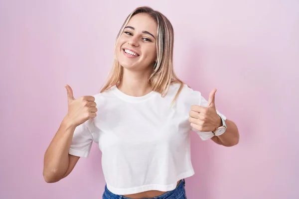Jonge Blonde Vrouw Die Roze Achtergrond Succes Teken Doet Positieve — Stockfoto
