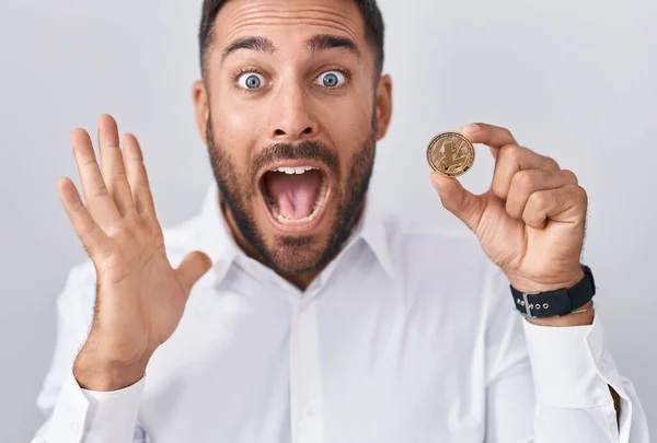 Όμορφος Ισπανόφωνος Άνδρας Κρατώντας Litecoin Cryptocurrency Κέρμα Γιορτάζει Νίκη Χαρούμενο — Φωτογραφία Αρχείου