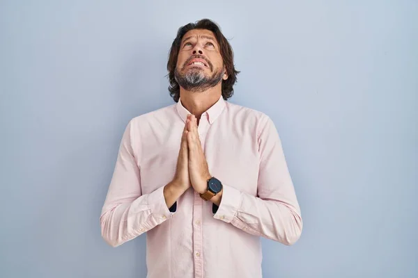 Przystojny Mężczyzna Średnim Wieku Ubrany Eleganckie Tło Koszuli Błagający Modlący — Zdjęcie stockowe