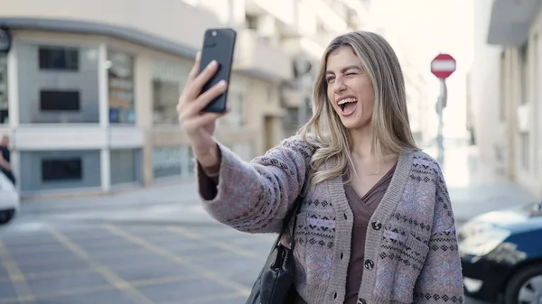 Jong Blond Vrouw Glimlachen Zelfverzekerd Maken Selfie Door Smartphone Straat — Stockfoto