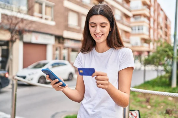 Jonge Mooie Spaanse Vrouw Met Behulp Van Smartphone Creditcard Straat — Stockfoto