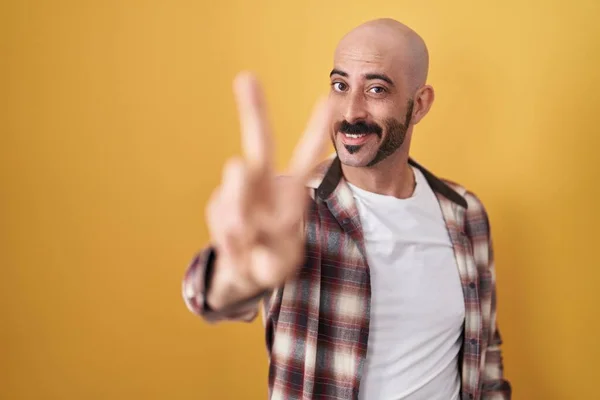 Homem Hispânico Com Barba Sobre Fundo Amarelo Sorrindo Olhando Para — Fotografia de Stock