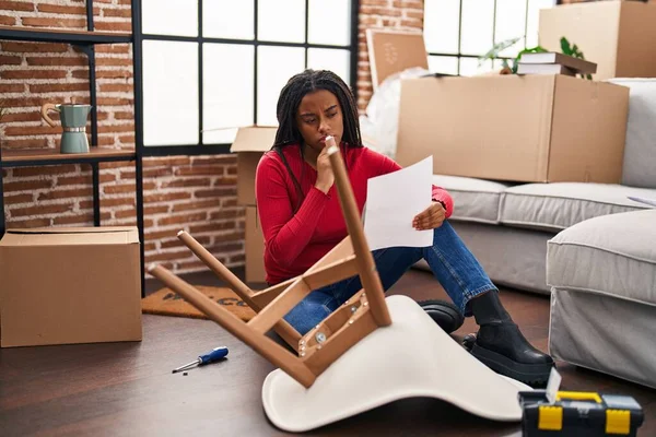 Afričanky Americká Žena Čtení Židle Instrukce Pochybnostmi Vyjádření Novém Domově — Stock fotografie