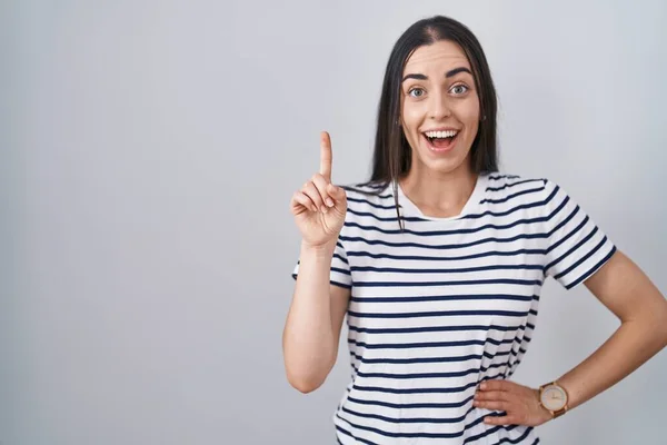 Junge Brünette Frau Gestreiftem Shirt Mit Erhobenem Zeigefinger Und Erfolgreicher — Stockfoto