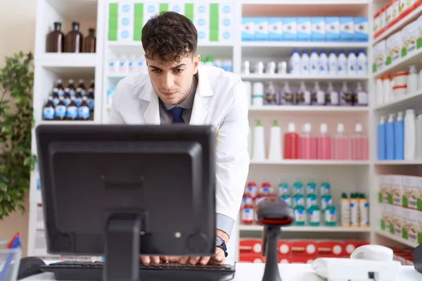 Young Hispanic Man Pharmacist Using Computer Pharmacy — Stock Fotó