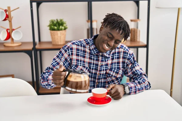 Afro American Care Toarnă Cafea Ceașcă Stând Masă Acasă — Fotografie, imagine de stoc