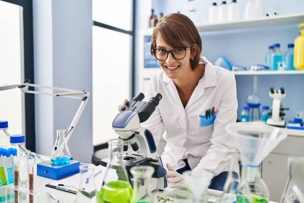 Ung Vacker Latinamerikansk Kvinna Forskare Använder Mikroskop Laboratoriet — Stockfoto