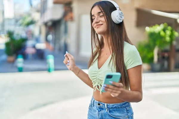 Jonge Mooie Spaanse Vrouw Luisteren Naar Muziek Dansen Straat — Stockfoto