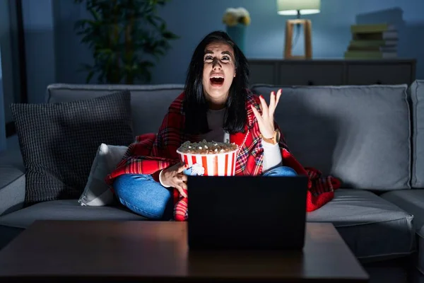 Donna Ispanica Mangiare Popcorn Guardando Film Sul Divano Pazzo Pazzo — Foto Stock
